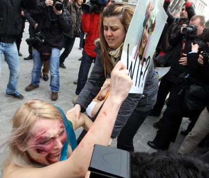 Polis FEMEN'e böyle müdahele etmiş