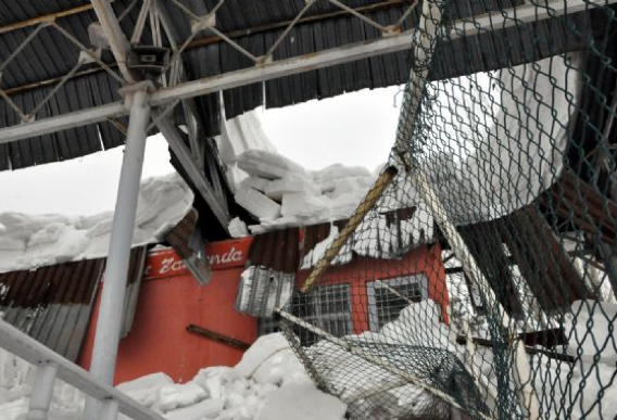 Çöken tribün yürekleri ağza getirdi