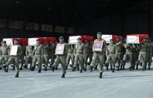 Şehit askerler için Afganistan'da tören