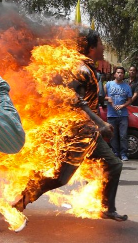 Tibetli kendini yaktı
