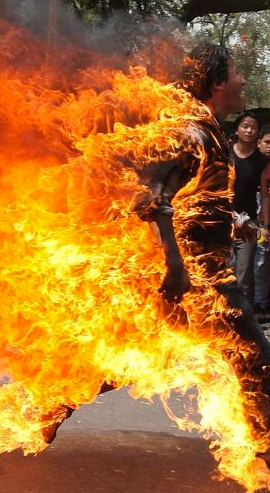 Tibetli kendini yaktı