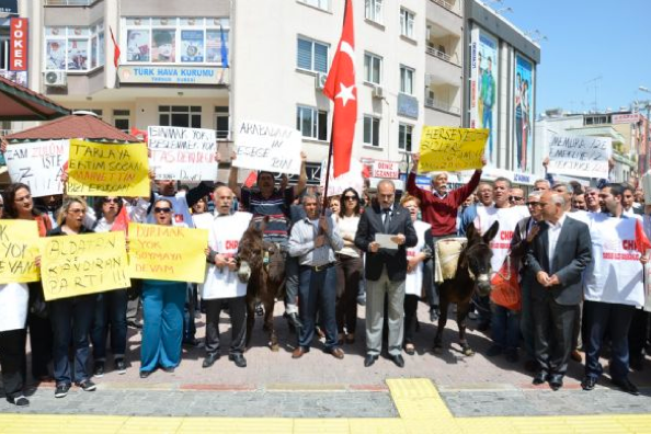 CHP'lilerden eşekli protesto