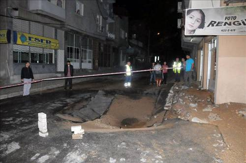 Su borusu patladı yol çöktü!