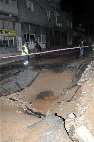 Su borusu patladı yol çöktü!