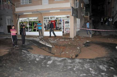 Su borusu patladı yol çöktü!