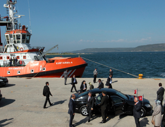 Gül çiftine elleriyle kahve pişirdi