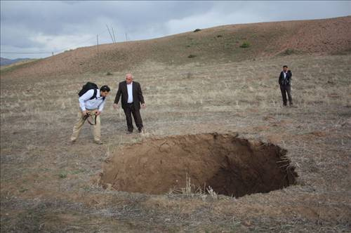 Erzincan'da ürküten çukur