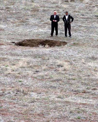 Erzincan'da ürküten çukur