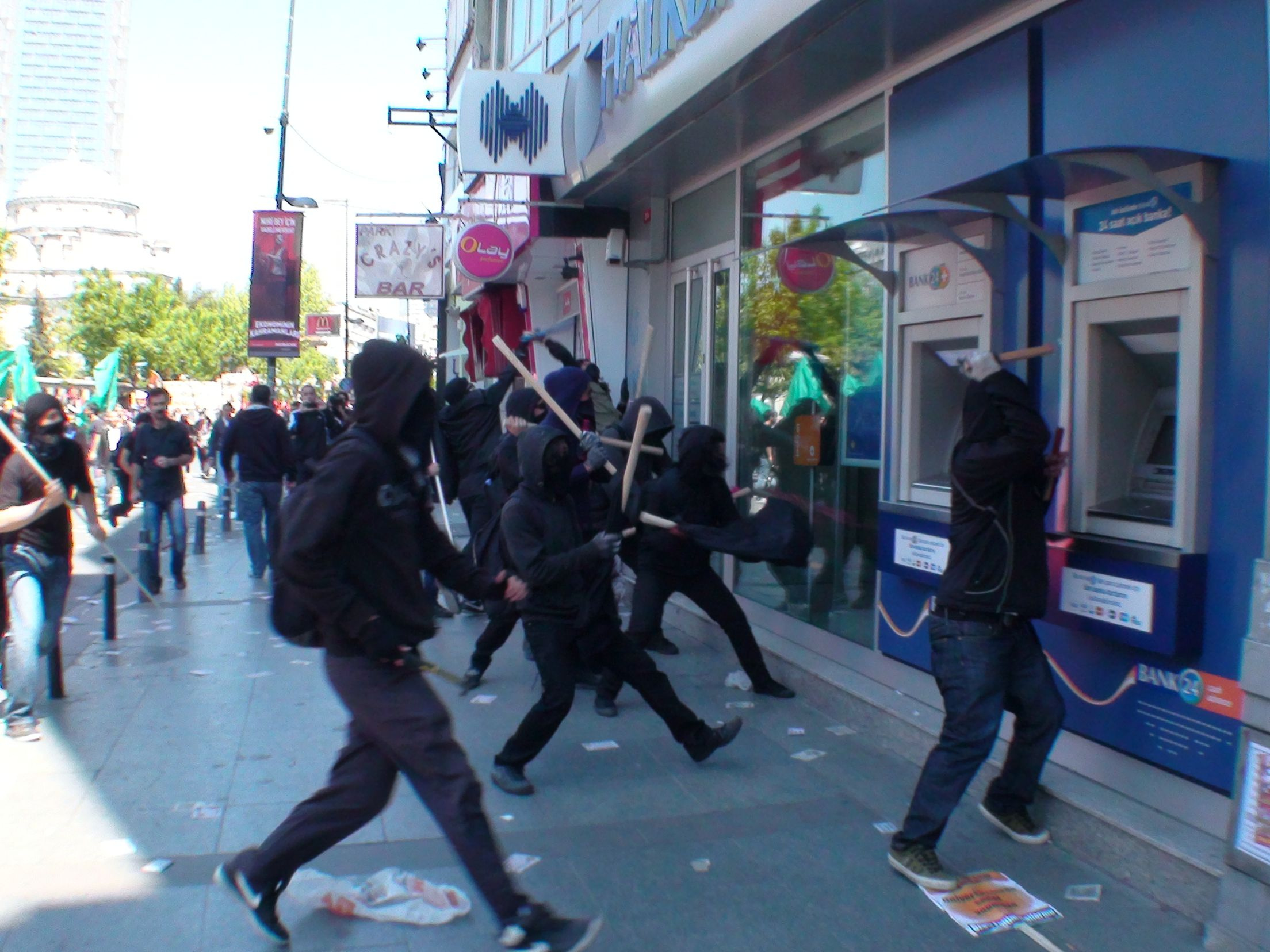 Mecidiyeköy'ü anarşistler bastı