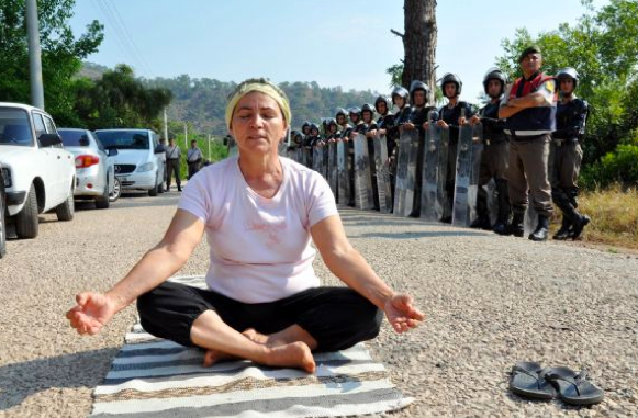 Yıkıma 'yoga'lı protesto!