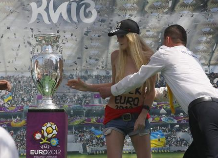 FEMEN kızları bu kez kupaya saldırdı!