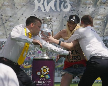 FEMEN kızları bu kez kupaya saldırdı!