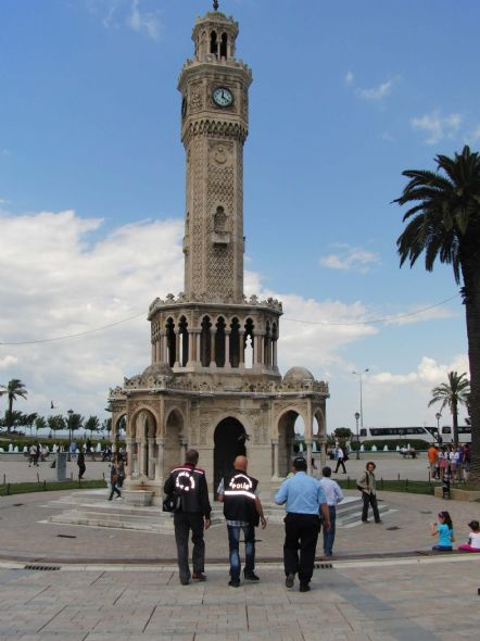 İzmir'in tarihi saat kulesi soyuldu 