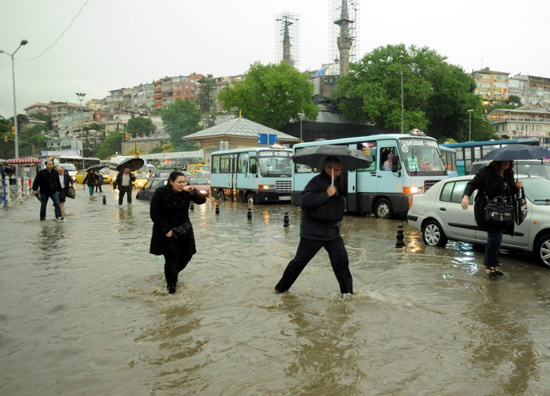 Yağmur yağdı İstanbul felç oldu!