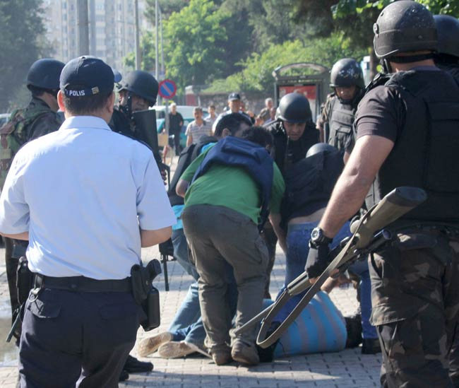 Valilik önünde pompalıyla dehşet saçtı