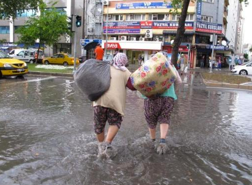 İzmir'den inanılmaz yağış görüntüleri