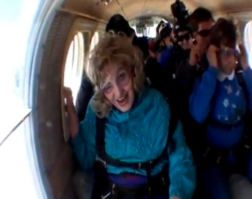 Yaşlı kadın paraşüte asılı kaldı 