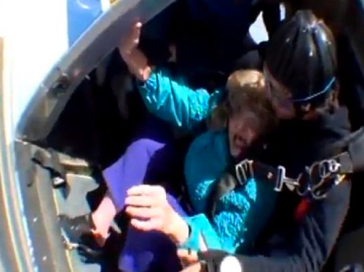 Yaşlı kadın paraşüte asılı kaldı 