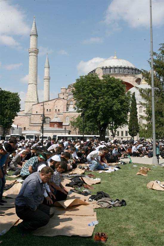 Ayasofya önünde namazlı eylem