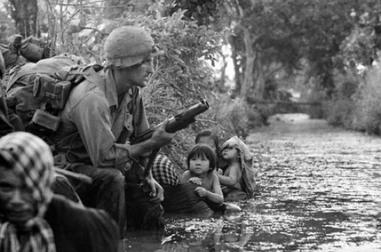 Vietnam Savaşı'nın en çarpıcı kareleri!