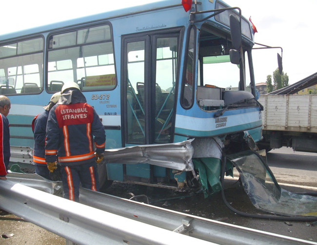 Bariyerler otobüse ok gibi saplandı