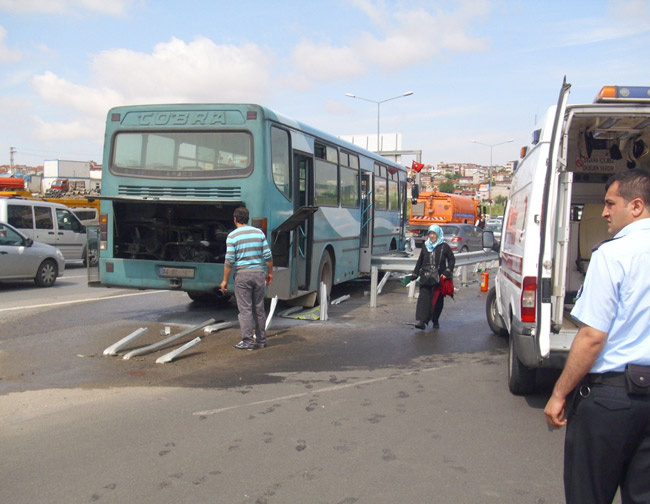 Bariyerler otobüse ok gibi saplandı