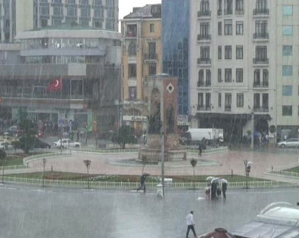 Taksim Meydanı'nda kar şoku!