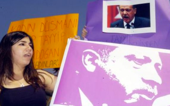 AKP İl Binası önünde kürtaj protestosu