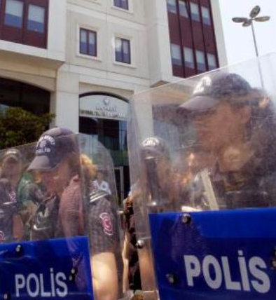 AKP İl Binası önünde kürtaj protestosu