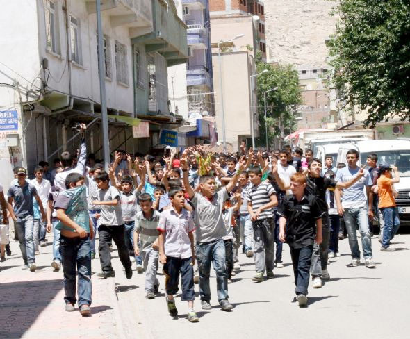 PKK'lının cenazesinde gergin anlar