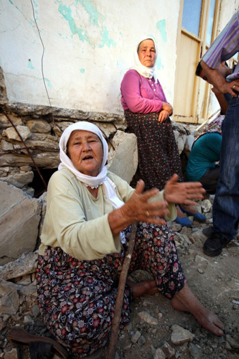 Tonlarca ağırlığındaki kaya tepelerine düştü