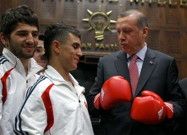 Erdoğan boks eldiveni giydi
