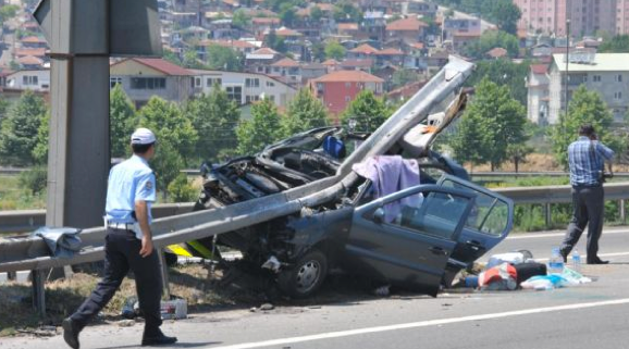 Bariyerler otomobile ok gibi saplandı