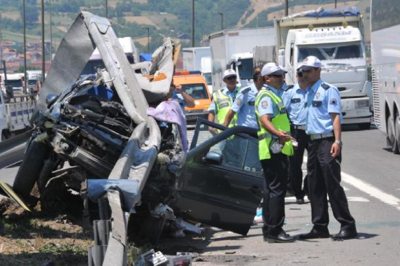 Bariyerler otomobile ok gibi saplandı