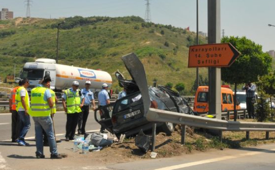 Bariyerler otomobile ok gibi saplandı