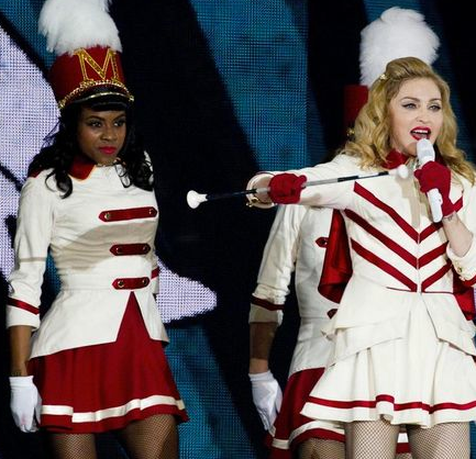 Madonna şimdi de poposunu gösterdi