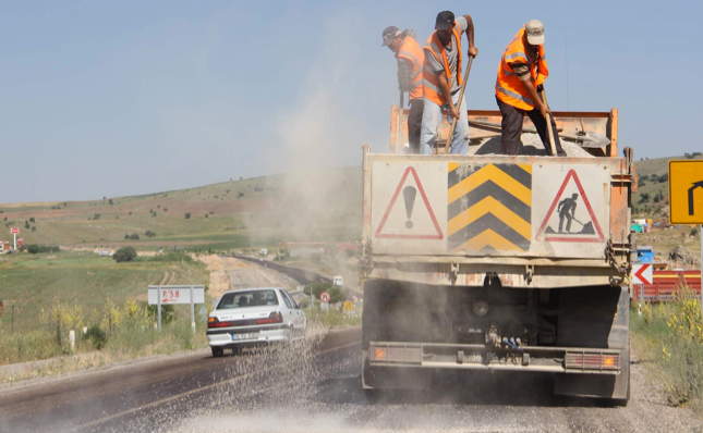 Ankara-Kayseri karayolunda asfalt eridi