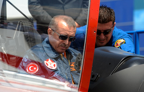 Erdoğan pilot koltuğunda