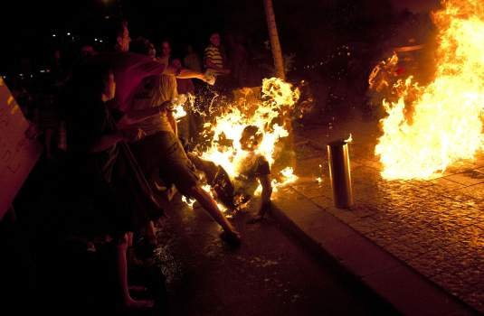 Protestocu kendini yaktı!