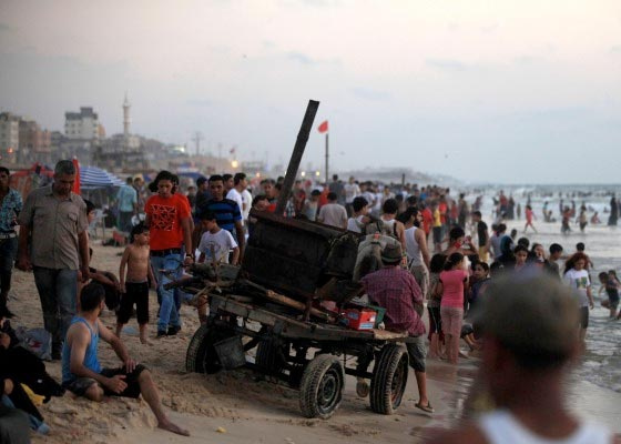 Gazzeliler kendilerini kumsallara attı