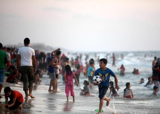 Gazzeliler kendilerini kumsallara attı