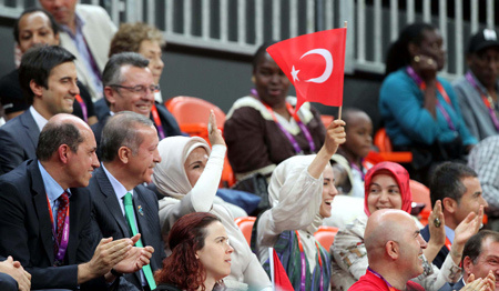 Başbakan Erdoğan, elinden Türk bayrağını bırakmadı