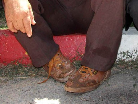 Şehit babasının yırtık ayakkabıları