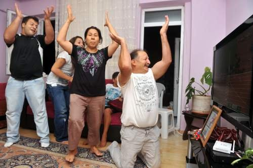 Aslı Çakır Alptekin'in annesi sevinçten bayıldı