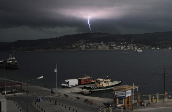 Kara bulutlar Çanakkale üzerinde