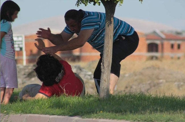 Kızın gözü önünde dayak