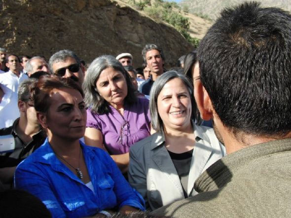 PKK'lılar BDP'li vekillerle kucaklaştı