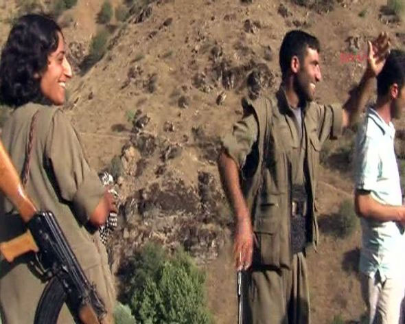 PKK'lılar BDP'li vekillerle kucaklaştı