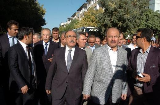 Şehit cenazesinde bakanlara pet şişeli protesto