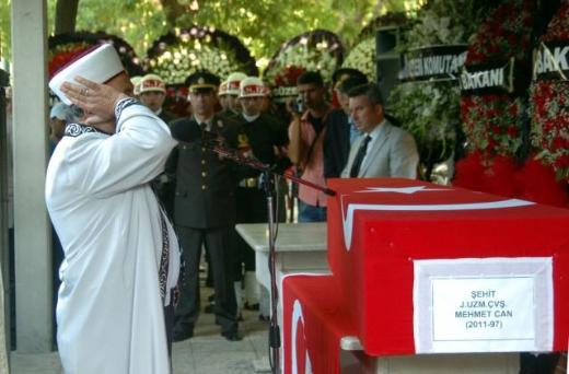 Şehit cenazesinde bakanlara pet şişeli protesto